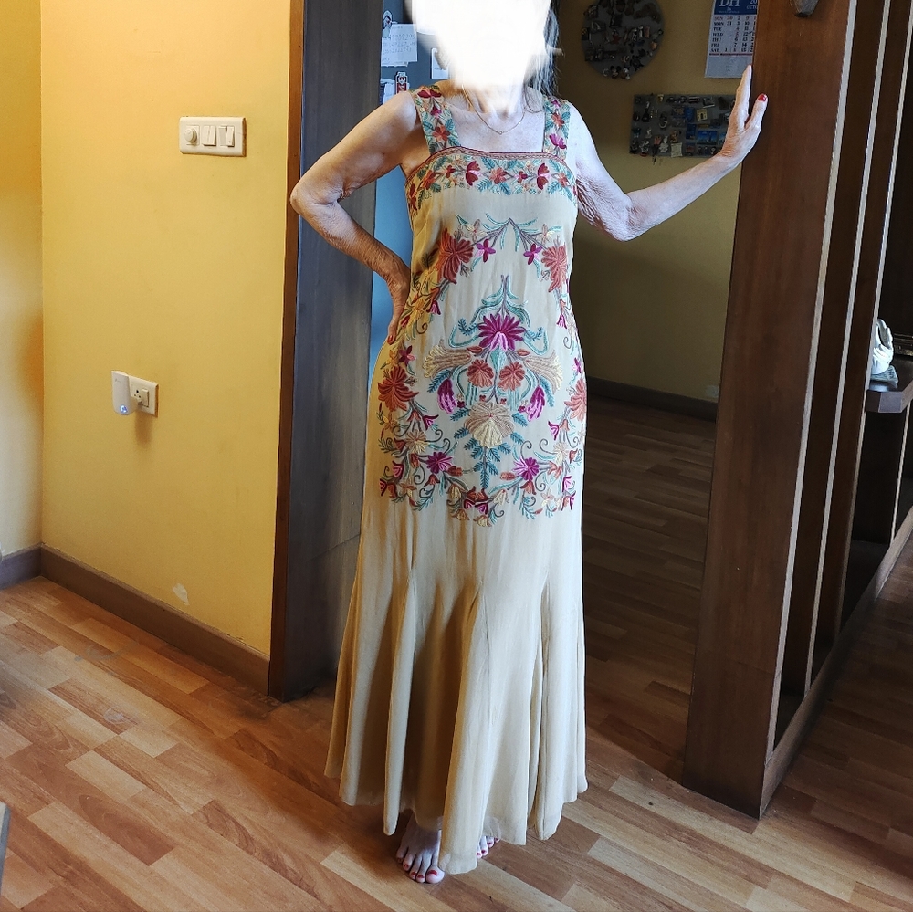 Long chiffon silk strappy beautiful  hand silk lined embroidery. - Picture 10 of 12